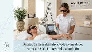 Profesional realizando un tratamiento de depilación láser definitiva en una clínica estética con tecnología láser de última generación.